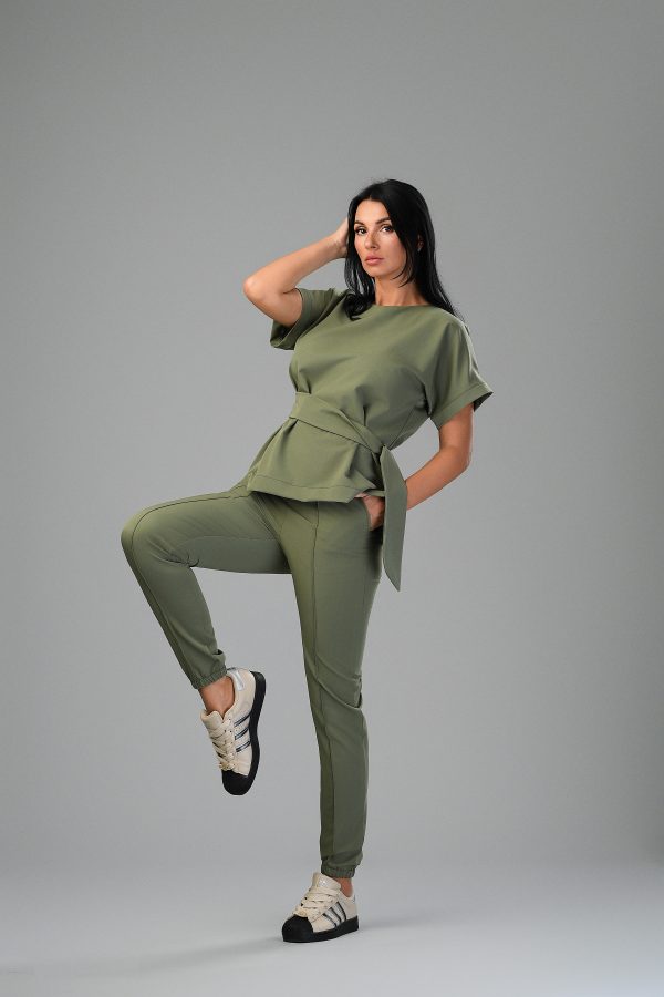 Costum medical Flexi cu decolteu bărcuță Olive