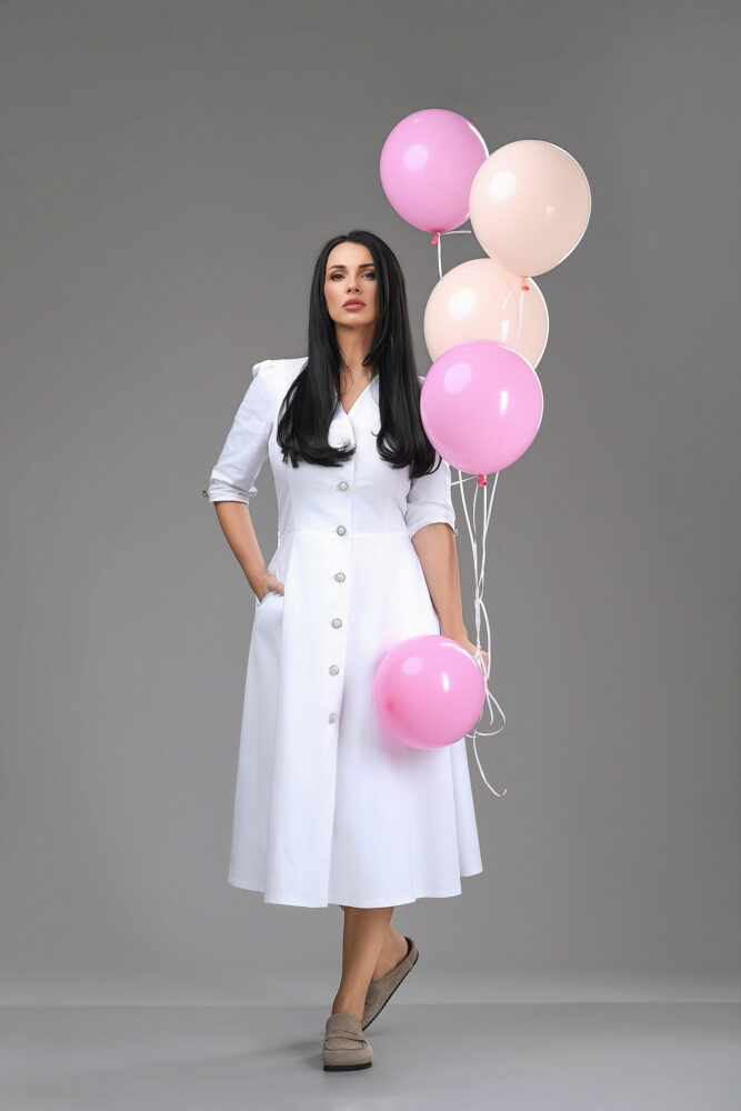 Rochie medicală 3/4 cu nasturi bijuterie White Couture