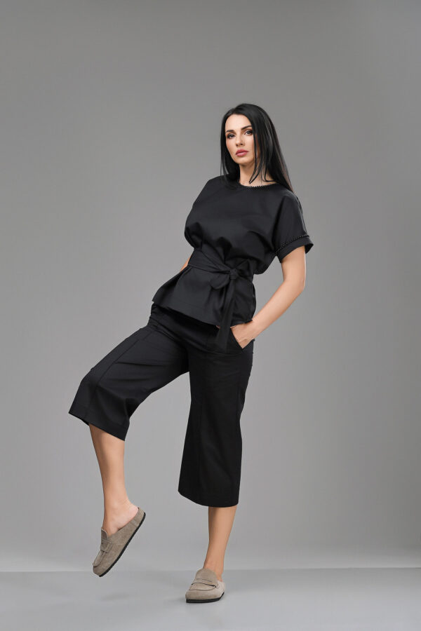 Costum medical cu decolteu bărcuță și pantaloni 3/4 Black Couture