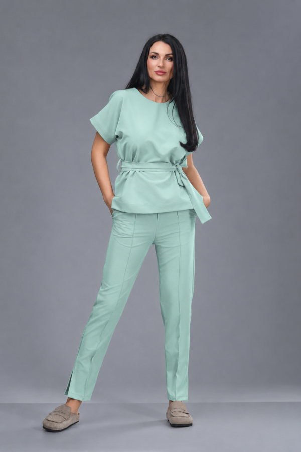 Costum medical Flexi cu decolteu bărcuță Aqua